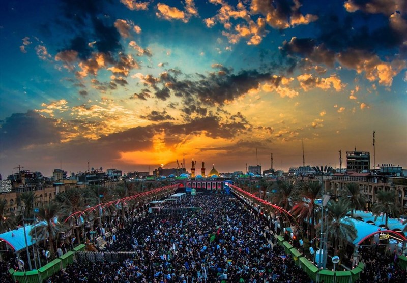 Mourners Renew Flag of Imam Hussein's (AS) Shrine on First Night of Muharram