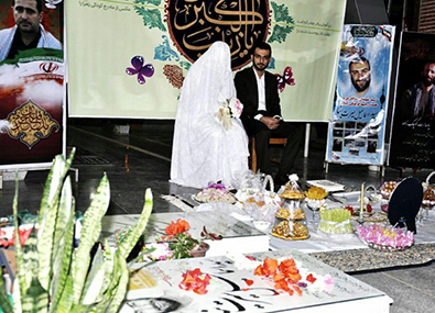 مراسم عقد یک زوج جوان گیلانی در جوار مزار شهدای مدافع حرم+تصاویر