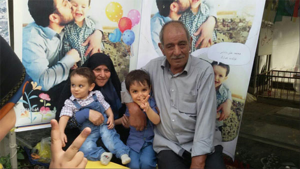 جشن تولد فرزند شهید مدافع حرم در جوار مزار پدر +تصاویر