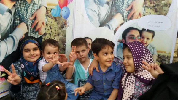 جشن تولد فرزند شهید مدافع حرم در جوار مزار پدر +تصاویر