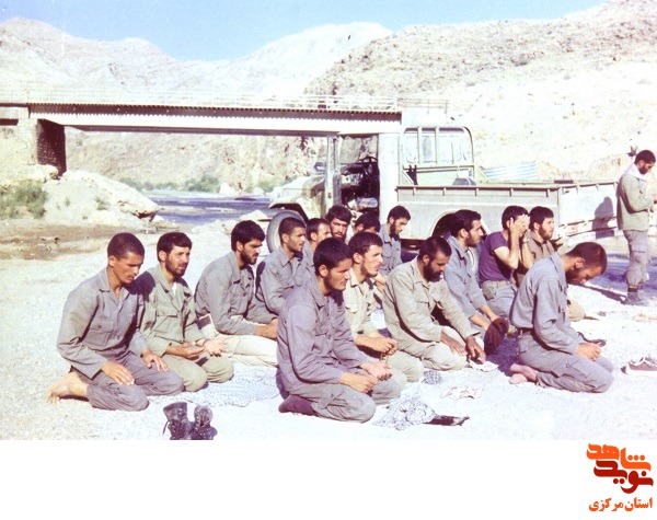 عکس جمعی از رزمندگان گردان علی ابن ابیطالب را در حال اقامه نماز ؛منطقه عملیاتی والفجر 3