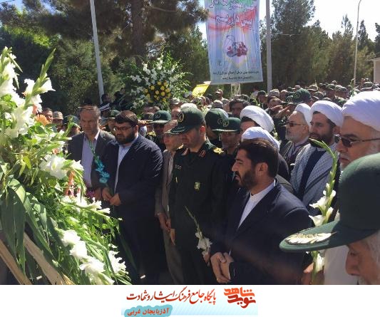 گرامیداشت روز آزادسازی خرمشهر با غباروبی مزار شهدا