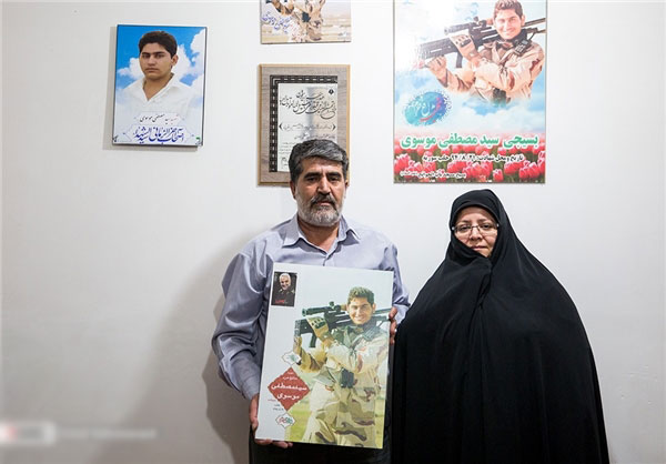 دیدار با خانواده شهید مدافع حرمی که با وثیقه به سوی شهادت رفت
