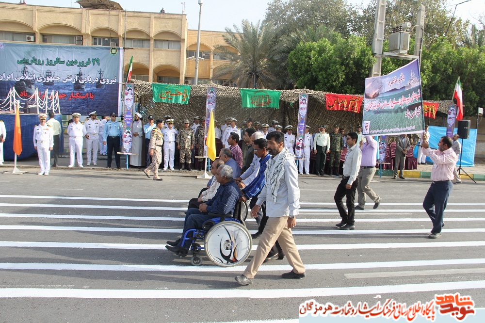 مراسم رژه روز ملی ارتش جمهوری اسلامی ایران  با حضور جانبازان هرمزگانی  در بلوار ساحلی بندرعباس