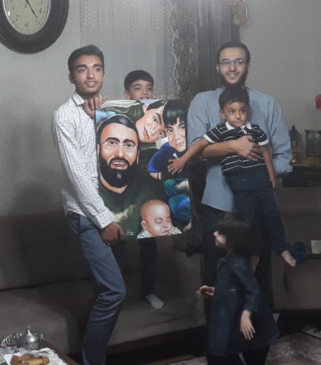 تابلوی نقاشی مداح شهید به خانواده‌اش اهدا شد