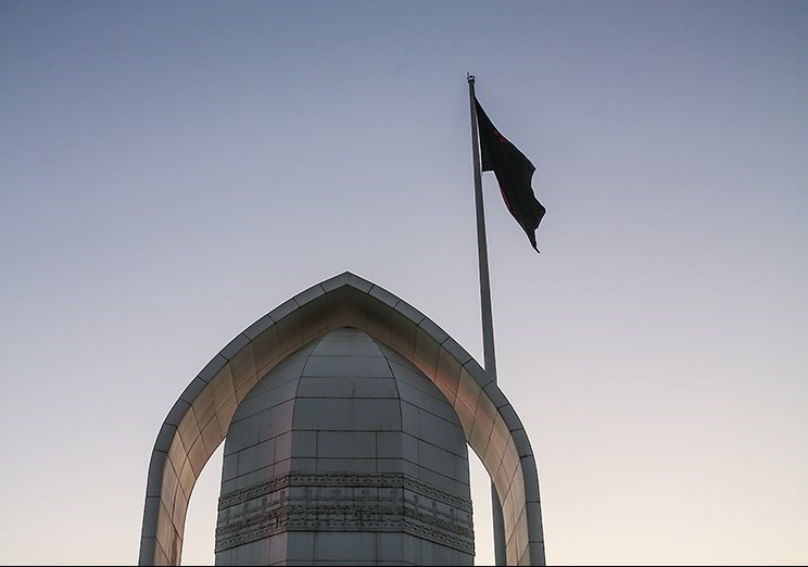 اهتزاز بزرگترین پرچم عزای حسینی در تهران
