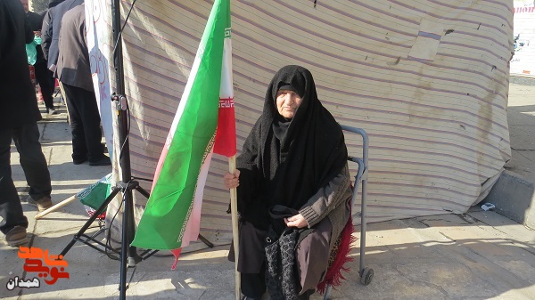 گزارش تصویری| حضور خانواده‌های شهدا در راهپیمایی ۲۲ بهمن در همدان