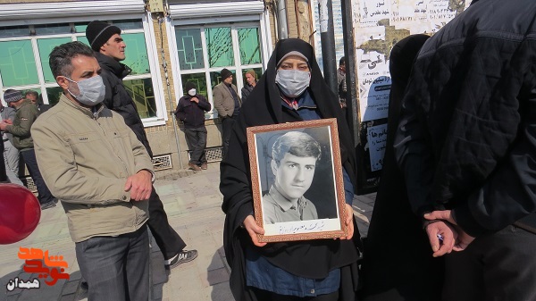 گزارش تصویری| حضور خانواده‌های شهدا در راهپیمایی ۲۲ بهمن در همدان
