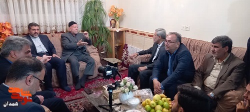 وزیر ارشاد با پدر شهیدان ساعدی دیدار کرد
