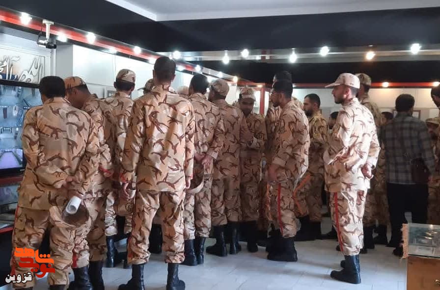 سربازان پادگان جوادنیا از موزه شهدای قزوین بازدید کردند