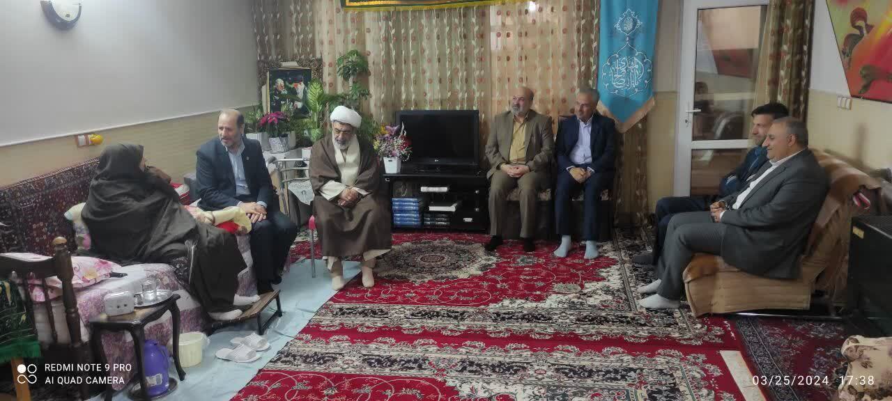دیدار نوروزی مدیرکل بنیاد شهید اصفهان با خانواده ۴ شهید + تصاویر
