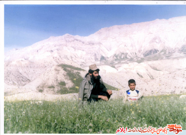 شهید نوجوان تقی مرادی در کنار پدر بزرگوارشان  از شهدای 21 خرداد ماه استان ایلام