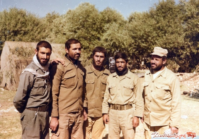 از چپ به راست :
شهید صادق - بهرامی
شهید رحیم - آنجفی
فرخ نژاد 
حسین سعیدی
ذبیح اله آخوندی