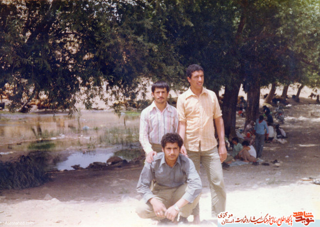 از چپ: محمد بهرامی - تقی اسحاقی- نشسته: شهید مجتبی پژمان