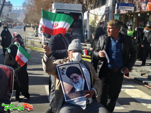 حضور آحاد مردم مشهد مقدس و خانواده های معظم شهدا و ایثارگران در جایگاه اختصاصی برگزاری مراسم جشن چهل و دومین سالگرد پیروزی انقلاب اسلامی