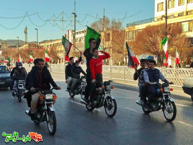 مردم مشهد برای عرض ارادت به انقلاب سوی میعادگاه می آیند