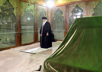 Leader Pays Homage to Late Founder of Iran’s Islamic Rpublic
