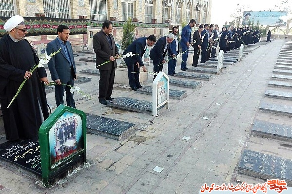 تجدید میثاق اهالی کتاب با شهدا تجدید میثاق اهالی کتاب با شهدا