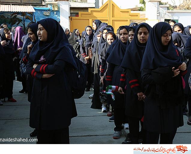سخنرانی پیشکسوتان دفاع مقدس در مدرسه شهدای بارانیان کرمانشاه +تصویر