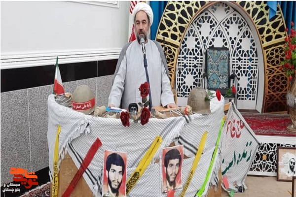 شهدا چراغ هدایت ما در دنیا هستند
