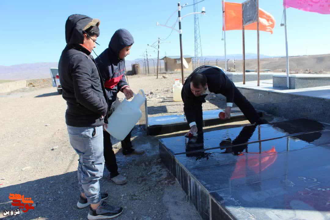 گلزار شهدای روستای توآباد غباروبی و گلباران شد