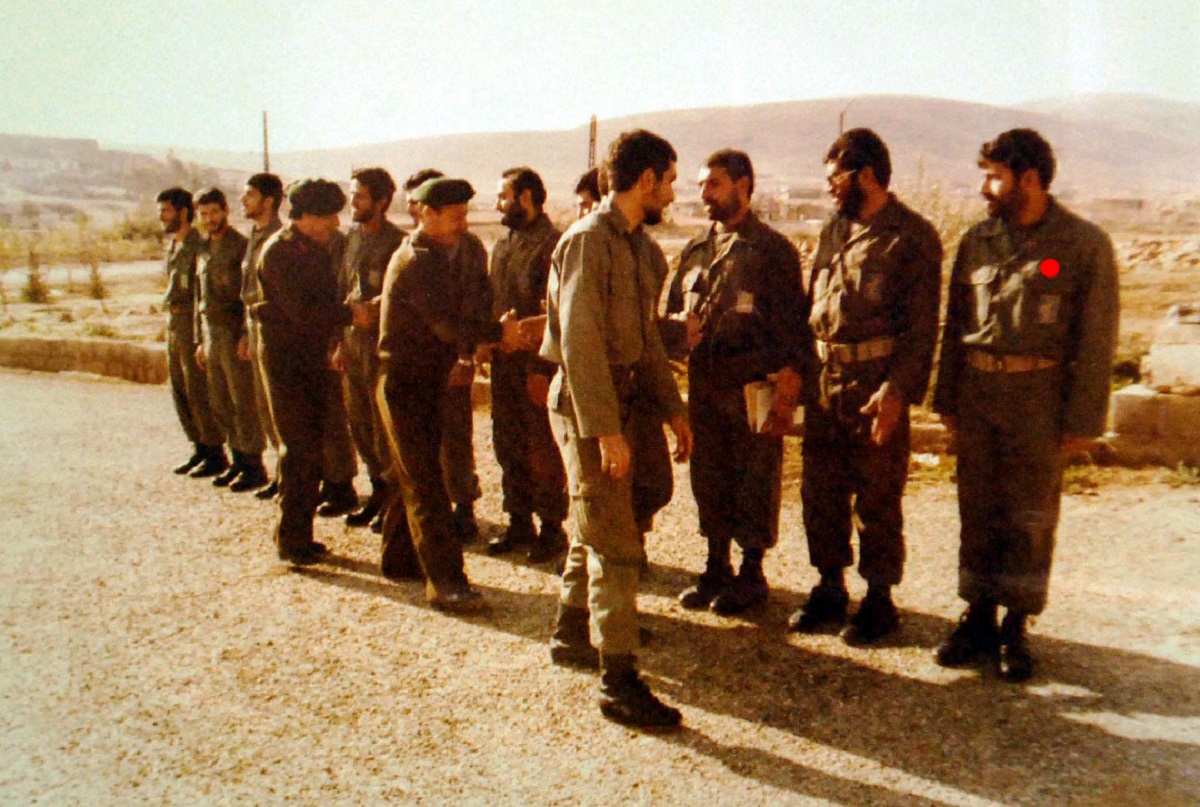 شهید «ناصر جمال بافقی» همراه با مردان توپخانه سپاه در سوریه دوران هشت سال دفاع مقدس 