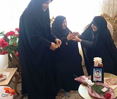 اهدای انگشتری متبرک به حرم حضرت زینب(س) به مادر شهید «رجبی» در اردبیل