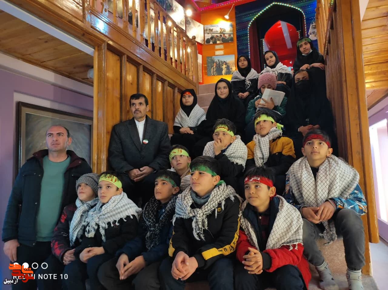 بازدید دانش‌آموزان آموزشگاه انصارالمهدی روستای آقاباقر از موزه شهدای اردبیل+عکس