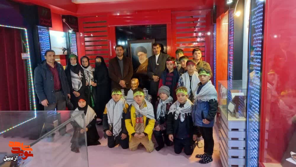 بازدید دانش‌آموزان آموزشگاه انصارالمهدی روستای آقاباقر از موزه شهدای اردبیل+عکس