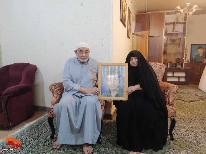رئیس اداره بنیاد خرمشهر با خانواده شهید«علی قرینی» دیدار کرد