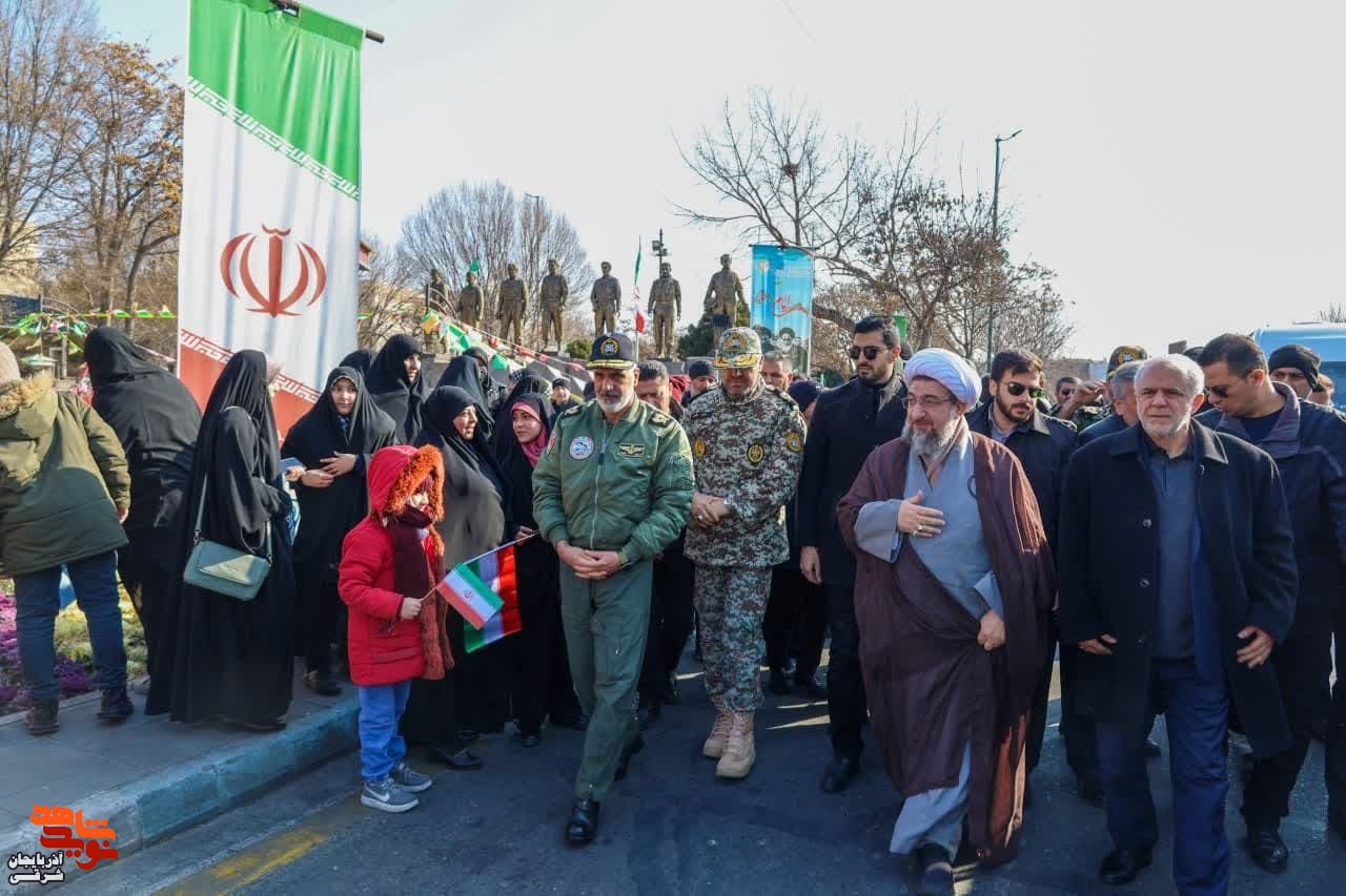 رئیس بنیاد شهید و امورایثارگران در راهپیمایی ۲۲ بهمنِ تبریز حضور یافت