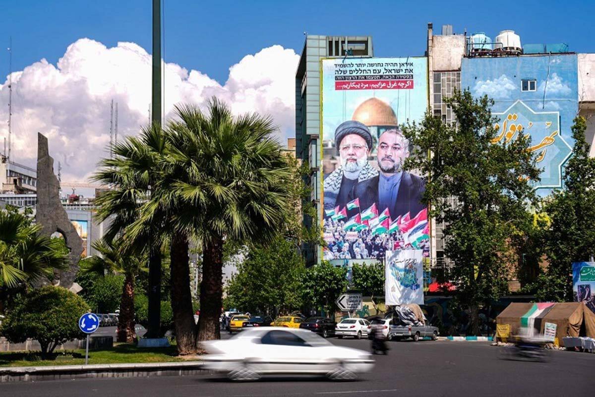 دیوارنگاره میدان فلسطین با طرحی از تصویر دو شهید