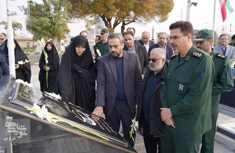 مدیران و کارکنان بسیجی استان قزوین گلزار شهدا را گلباران کردند