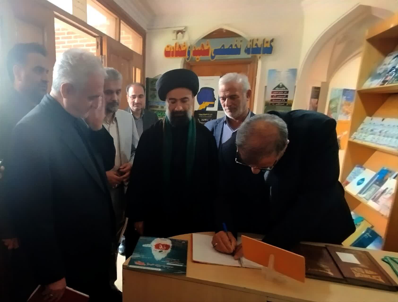 بازدید معاون فرهنگی و آموزشی بنیاد شهید و امور ایثارگران از موزه شهدای اردبیل