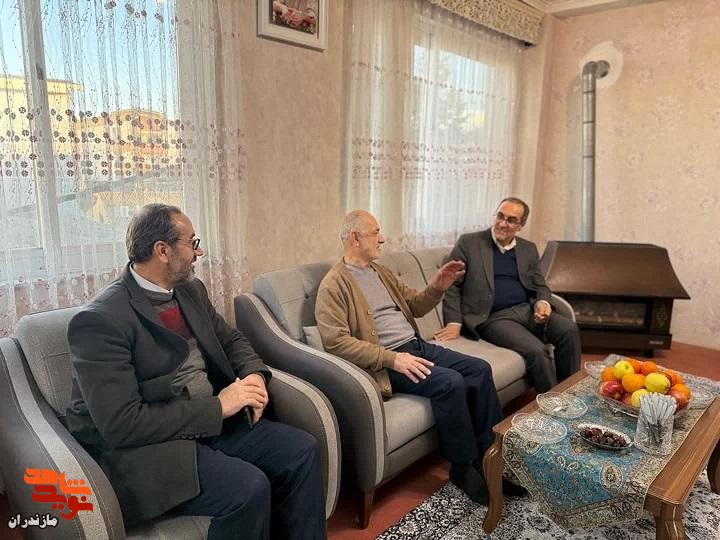 حضور مدیرکل بنیاد شهید و امورایثارگران در منزل والدین شهید مدافع حرم حسین بواس در چالوس حضور مدیرکل بنیاد شهید و امورایثارگران در منزل والدین شهید مدافع حرم حسین بواس در چالوس