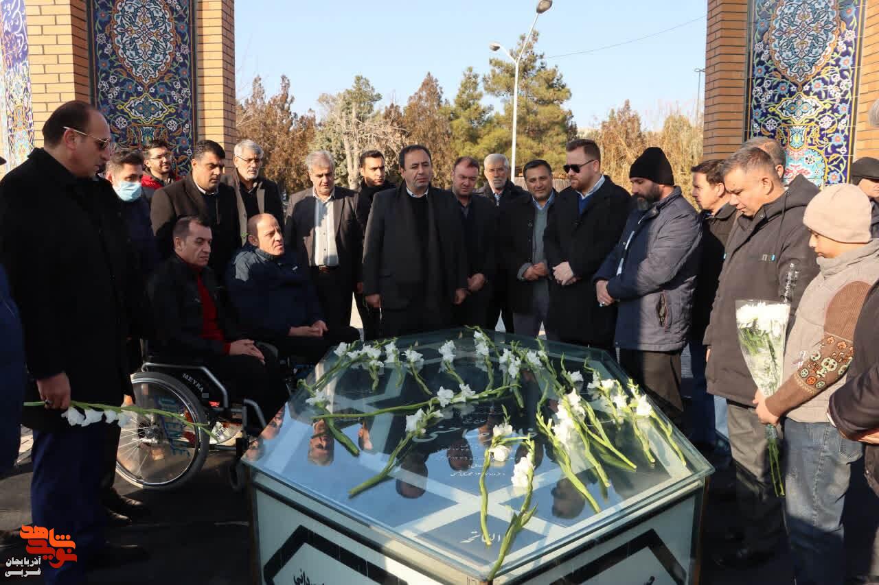 گرامیداشت روز پدر در جوار مزار شهدای ارومیه گرامیداشت روز پدر در جوار مزار شهدای ارومیه