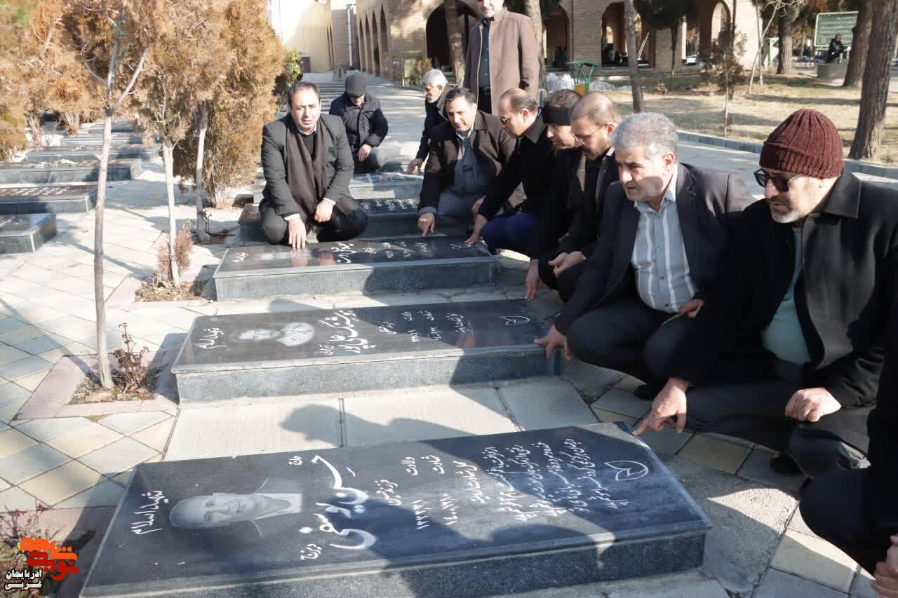 گرامیداشت روز پدر در جوار مزار شهدای ارومیه گرامیداشت روز پدر در جوار مزار شهدای ارومیه