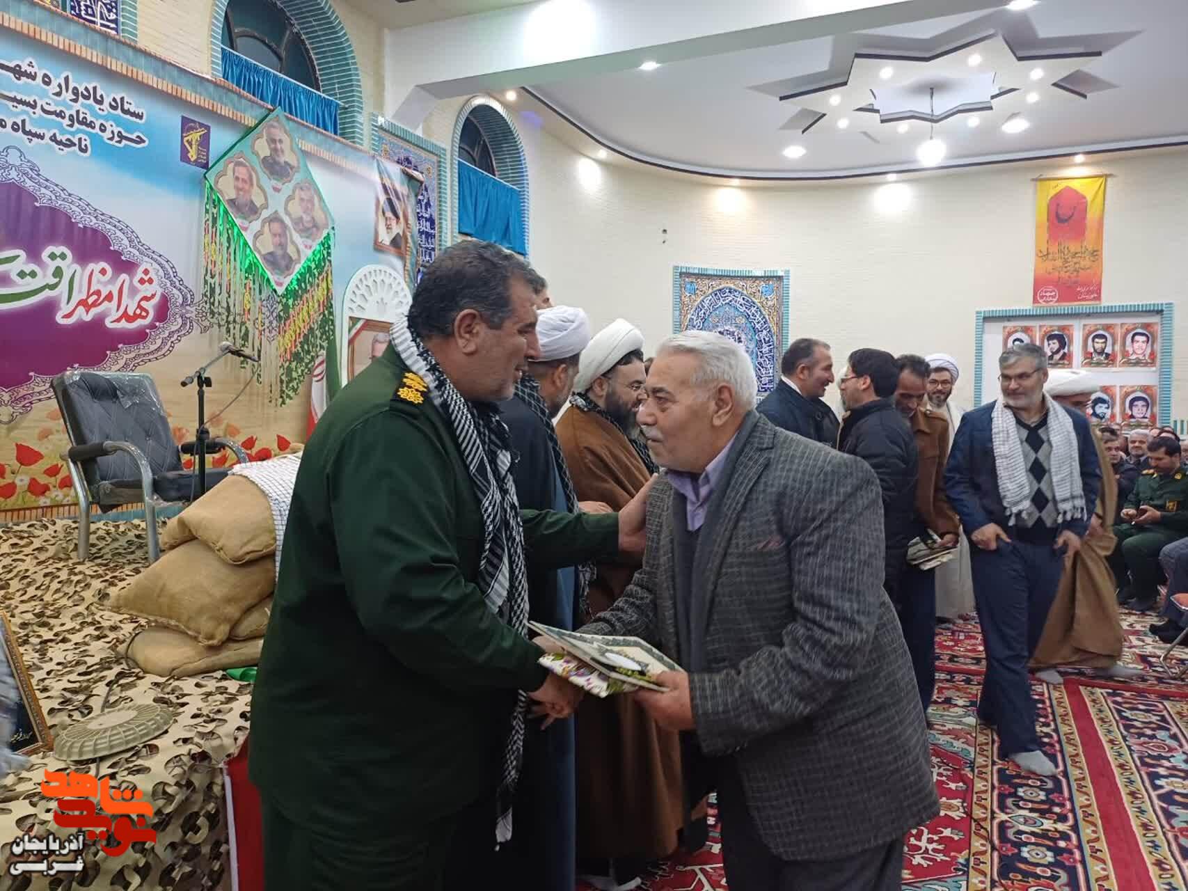 برگزاری یادواره شهدای روستای ممدل و تجلیل از خانواده های معظم شهداء