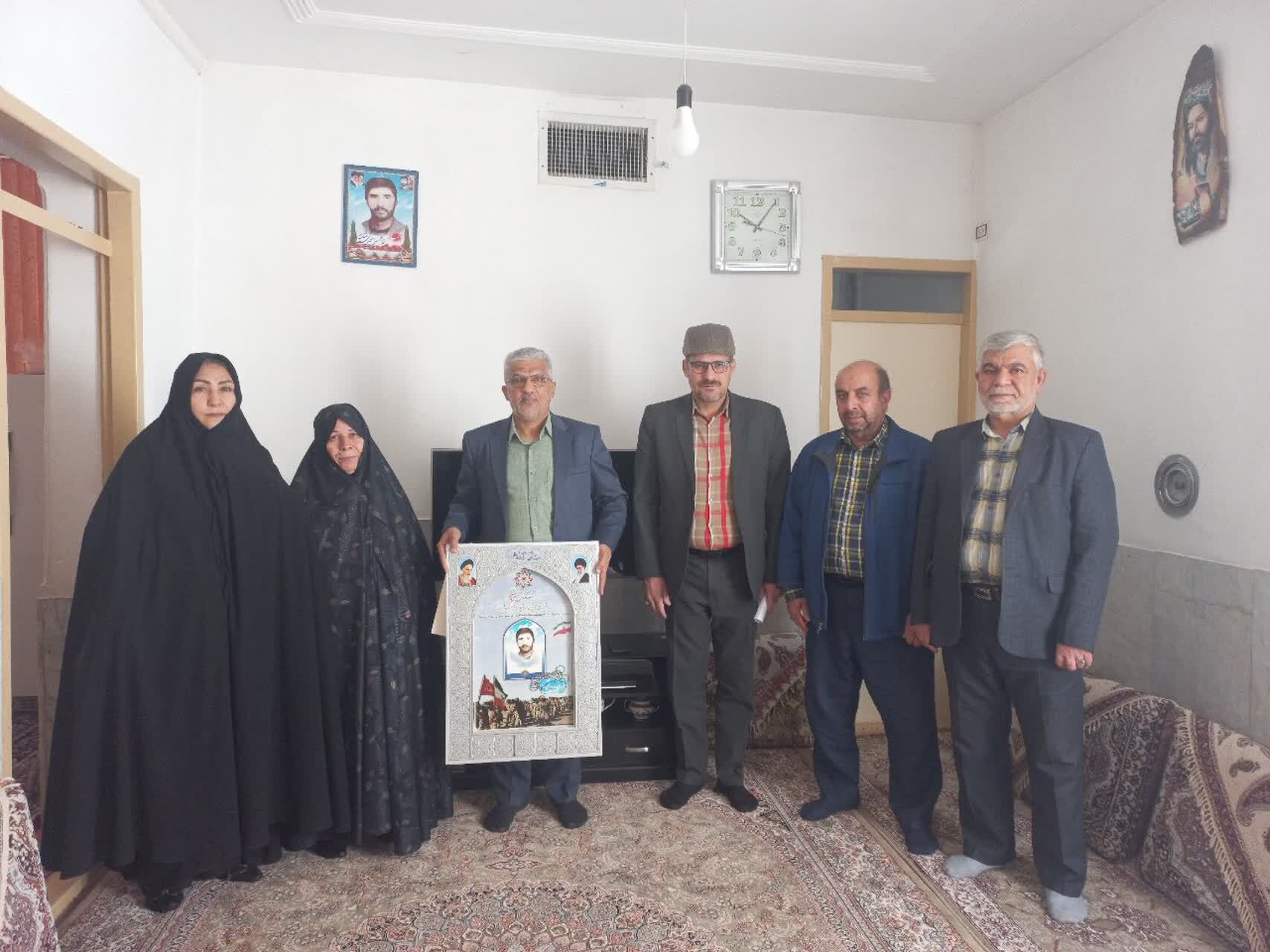 دیدار خادمان کنگره ملی «شهدای غریب در اسارت» با خانواده شهید محمدی‌مقدم در خراسان جنوبی