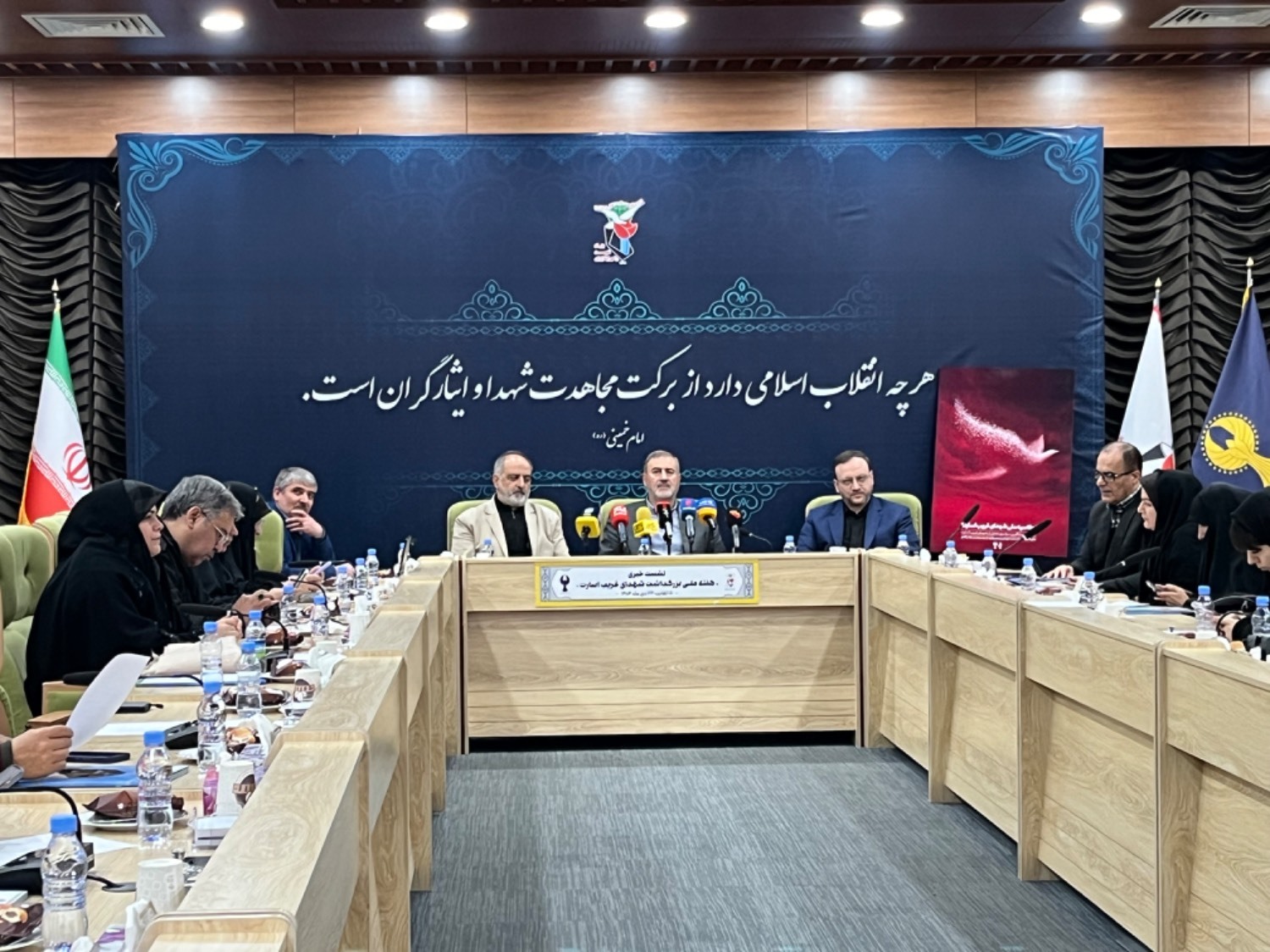 روایت غربتِ روشن؛ چراغی که از اردوگاههای اسارت تا امروز میتابد روایت غربتِ روشن؛ چراغی که از اردوگاههای اسارت تا امروز میتابد