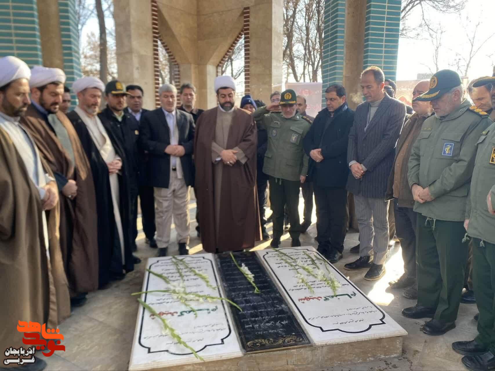 مراسم گلباران و عطر افشانی مزار مطهر شهدای گمنام در چایپاره