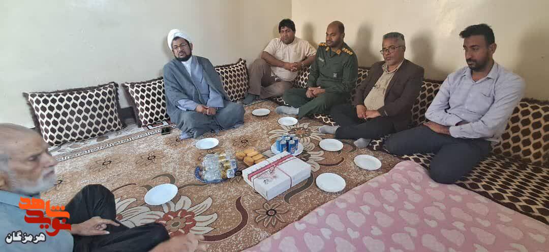 آیین دیدار و تجلیل از پدران شهدا بخش بندزرک میناب برگزار شد