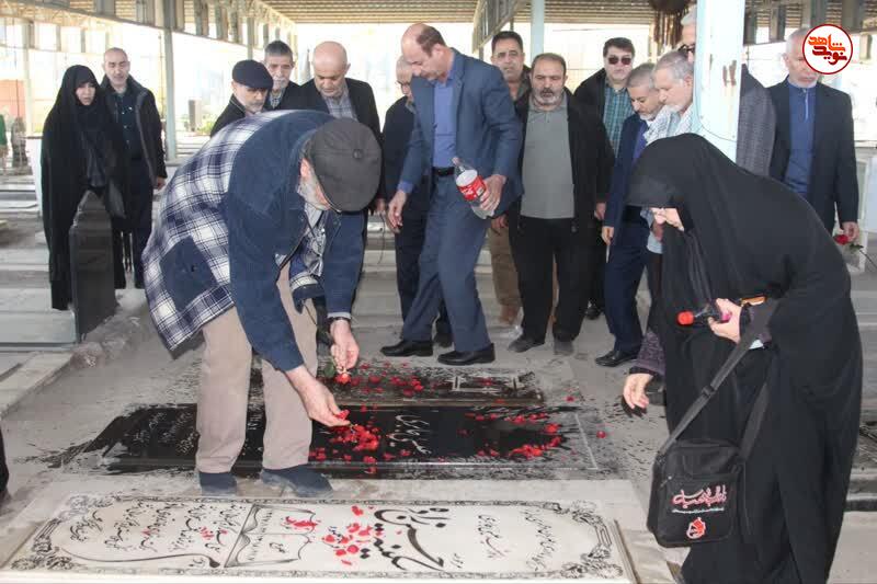 آیین غباررویی و عطرافشانی گلزار شهدای غریب در اسارت اهواز برگزار شد آیین غباررویی و عطرافشانی گلزار شهدای غریب در اسارت اهواز برگزار شد