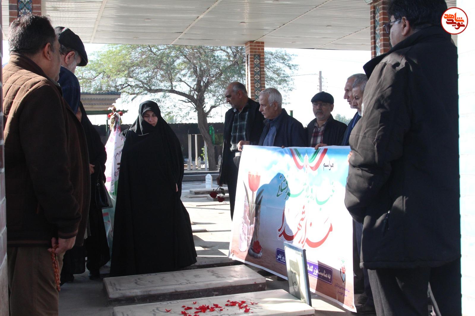 گزارش تصویری/ آیین غباررویی و عطرافشانی گلزار شهدای غریب در اسارت اهواز