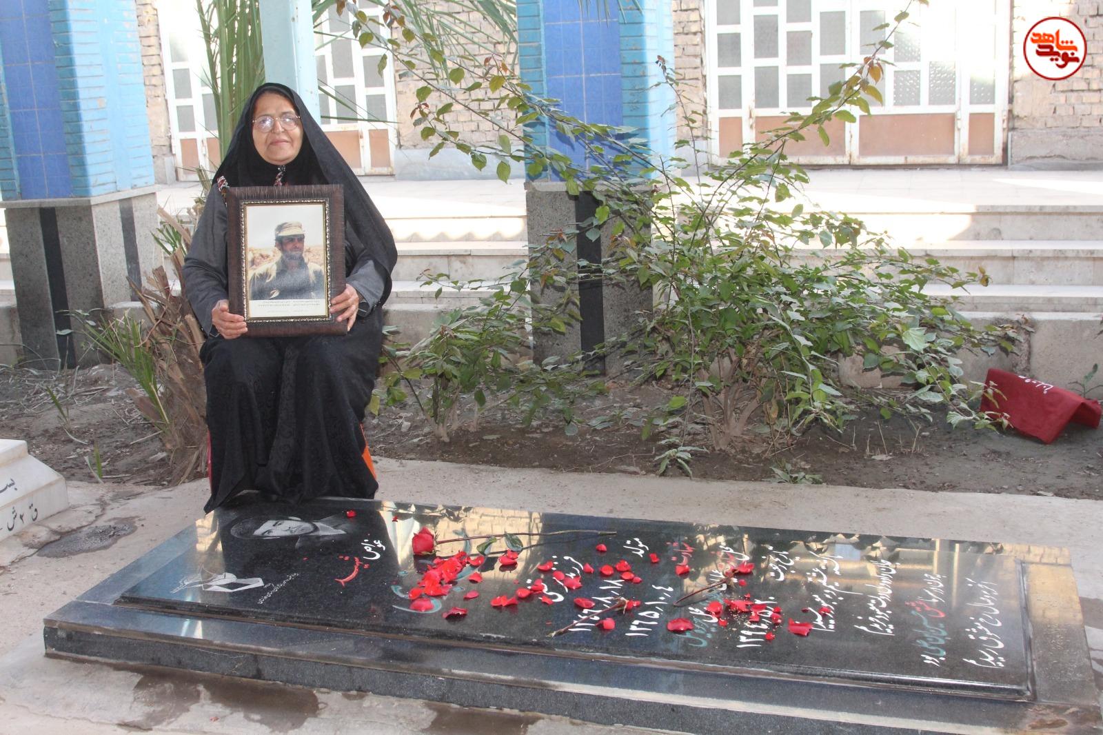 گزارش تصویری/ آیین غباررویی و عطرافشانی گلزار شهدای غریب در اسارت اهواز