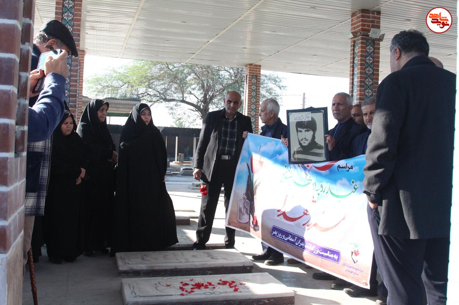 گزارش تصویری/ آیین غباررویی و عطرافشانی گلزار شهدای غریب در اسارت اهواز