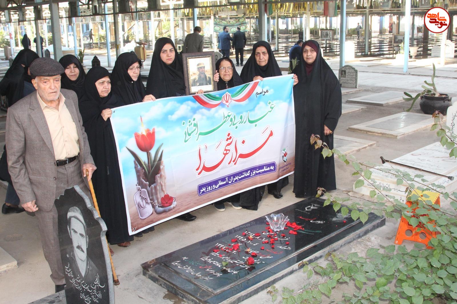 گزارش تصویری/ آیین غباررویی و عطرافشانی گلزار شهدای غریب در اسارت اهواز