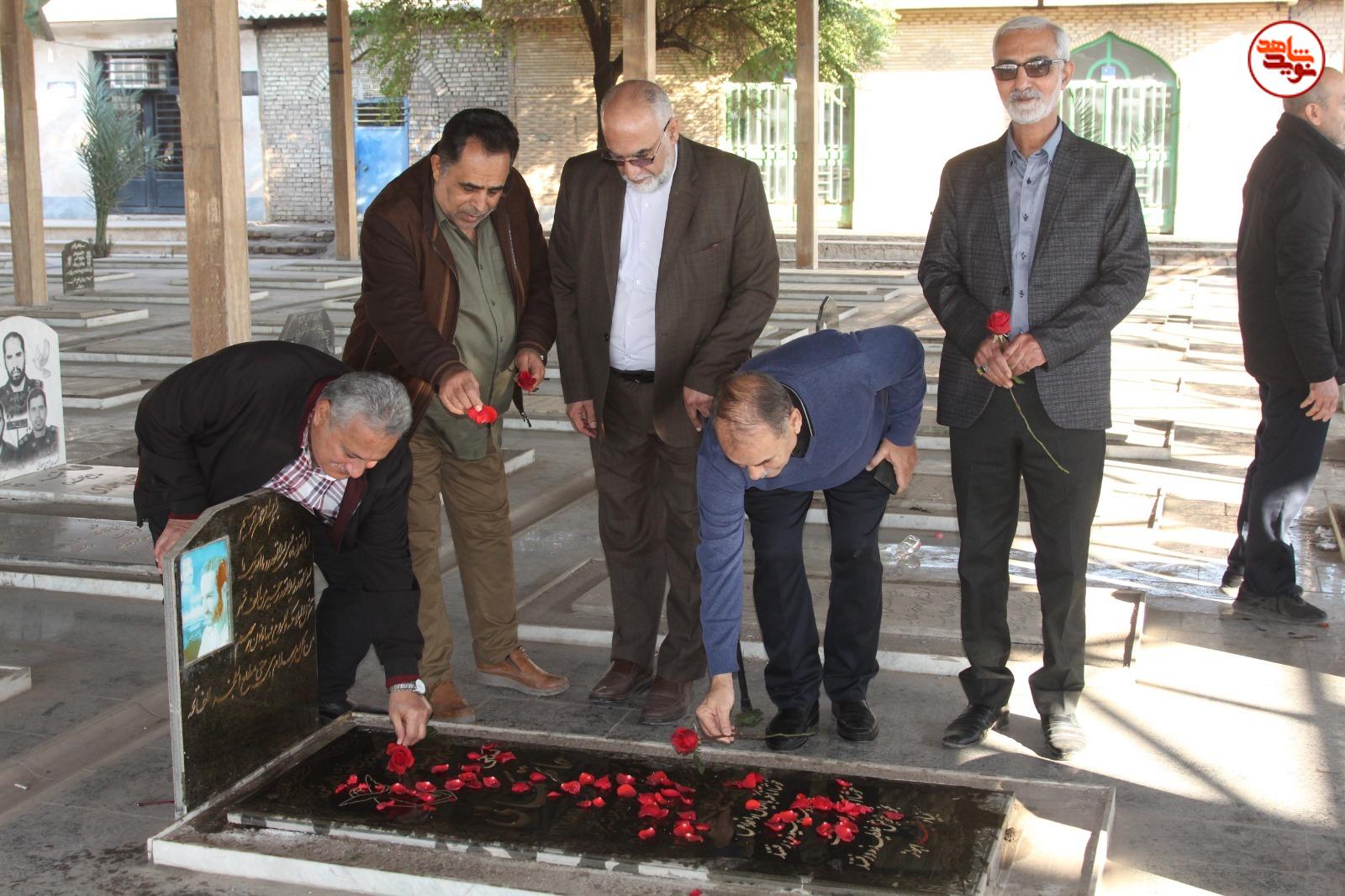 گزارش تصویری/ آیین غباررویی و عطرافشانی گلزار شهدای غریب در اسارت اهواز