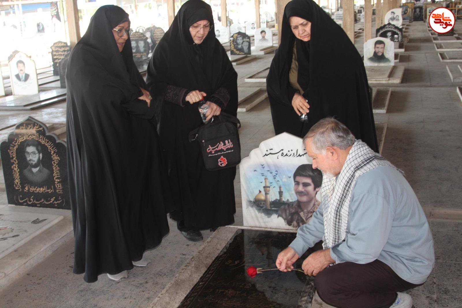 گزارش تصویری/ آیین غباررویی و عطرافشانی گلزار شهدای غریب در اسارت اهواز