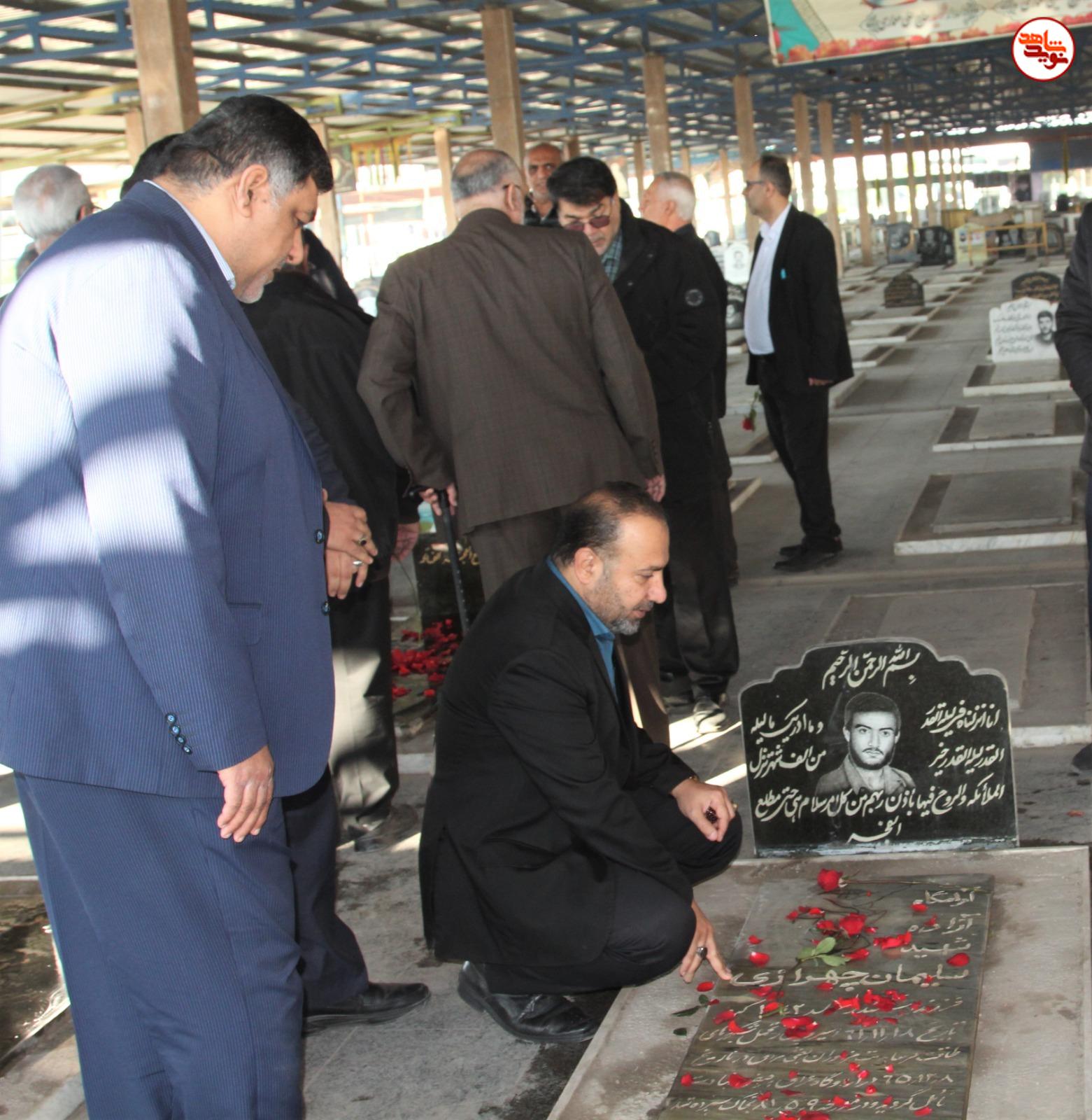 گزارش تصویری/ آیین غباررویی و عطرافشانی گلزار شهدای غریب در اسارت اهواز